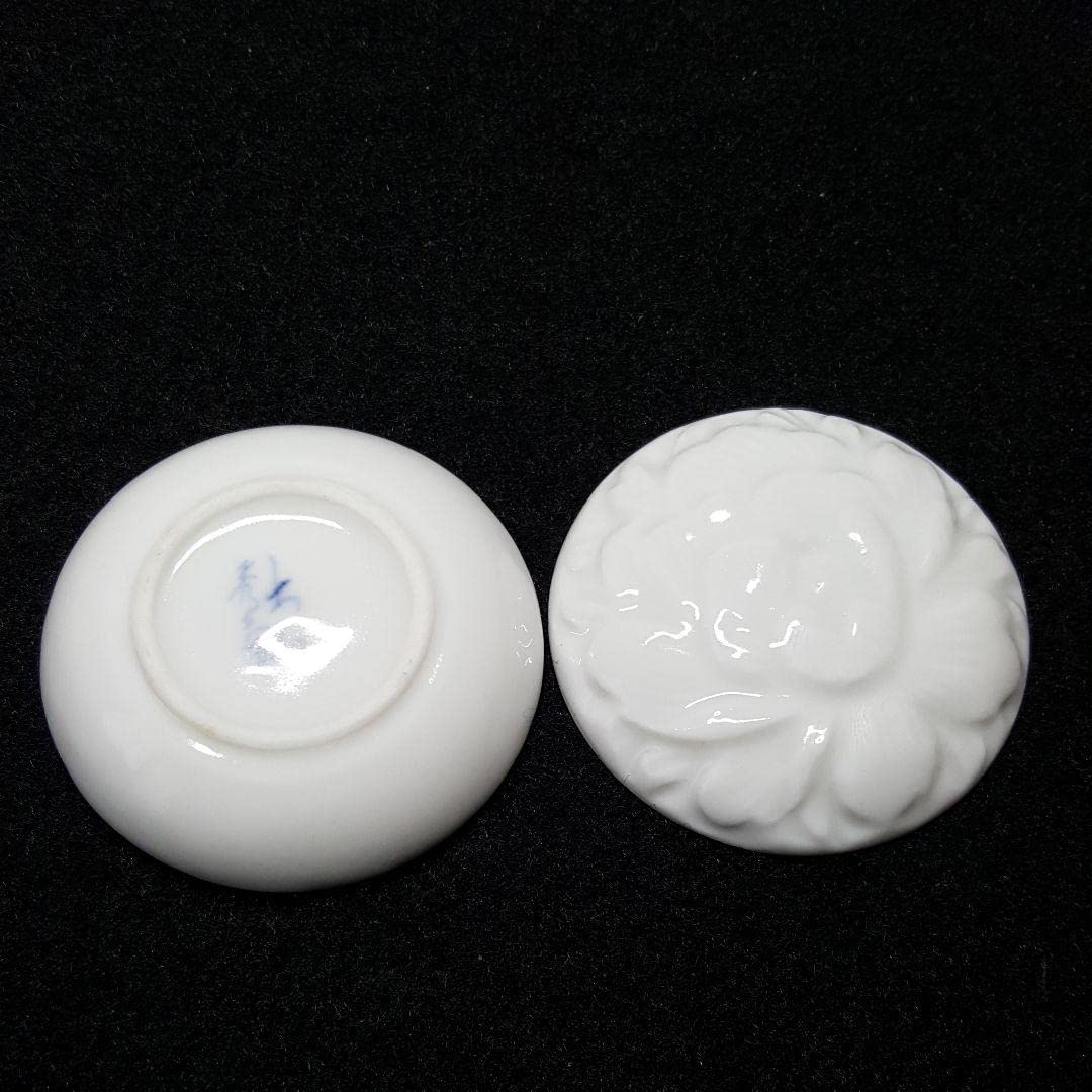 【茶道】香合　白磁　牡丹　秀三造　通産大臣指定伝統工芸組合員 茶道】香合白磁牡丹秀三造通産大臣指定伝統工芸組合員